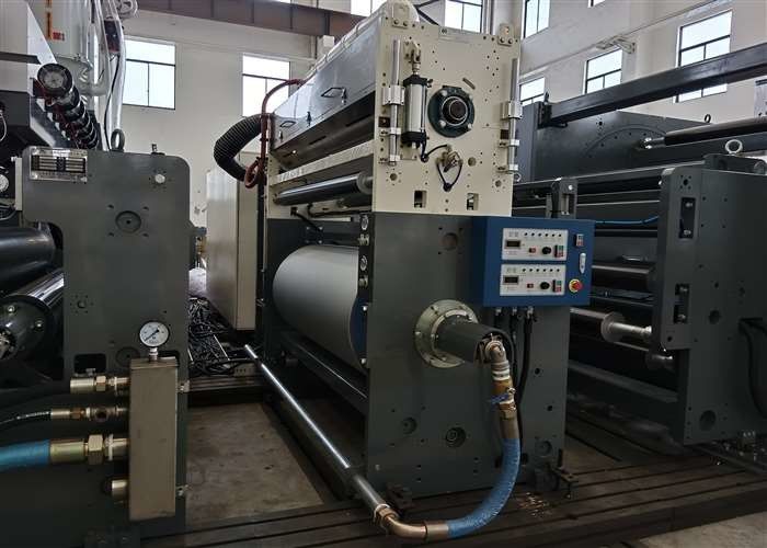 ความจุ 200 - 400 กิโลกรัม / ชั่วโมง เครื่องเคลือบ extrusion Lamination Max. ความเร็วเคลือบ 200 M/Min