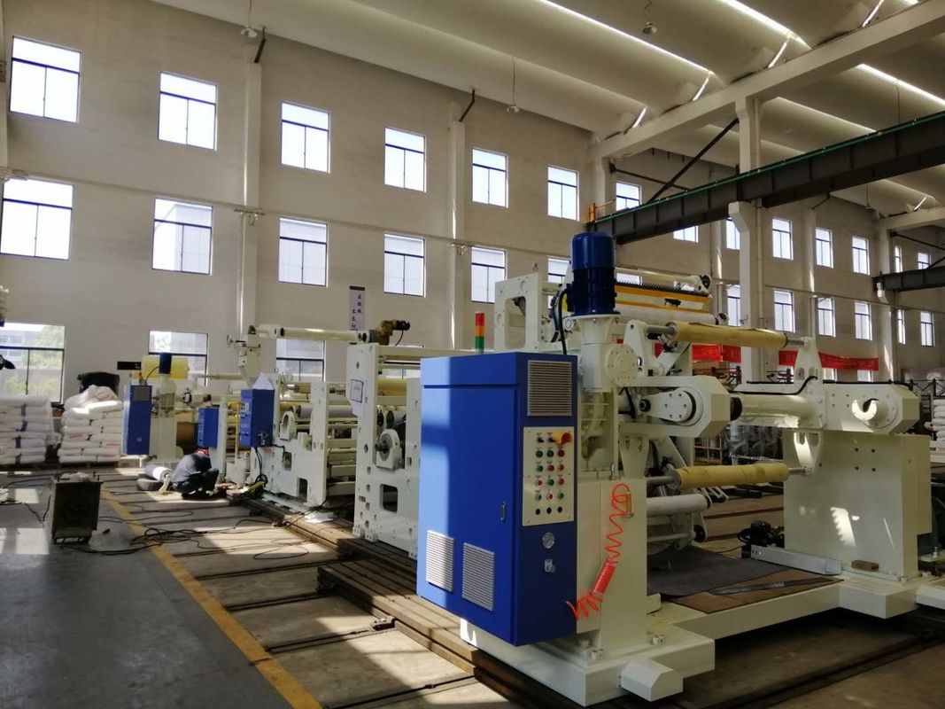 เครื่องเคลือบพลาสติก Extruder ประสิทธิภาพสูงอัตโนมัติด้วยการออกแบบสกรูพิเศษในสีขาวและสีน้ำเงิน