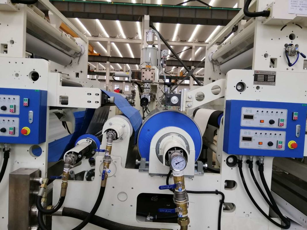เครื่องเคลือบพลาสติก Extruder ประสิทธิภาพสูงอัตโนมัติด้วยการออกแบบสกรูพิเศษในสีขาวและสีน้ำเงิน